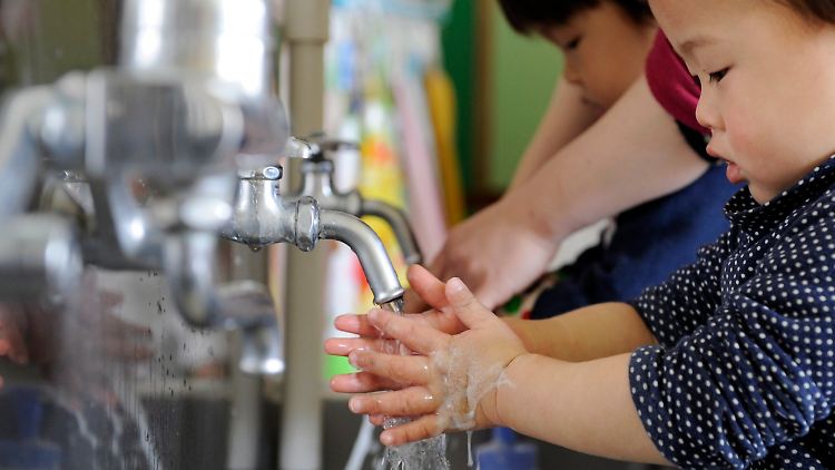 Händewaschen in Tokio, die Sorge vor Kontaminierung wächst.