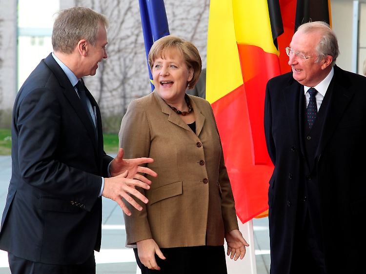 "Erholung" in Berlin: König Albert II. (rechts) und der geschäftsführende Regierungschef Yves Leterme mit Kanzlerin Angela Merkel.