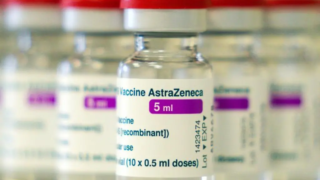 Ampullen-mit-dem-Corona-Impfstoff-des-Herstellers-Astrazeneca-stehen-in-einer-Arztpraxis-auf-dem-Tisch