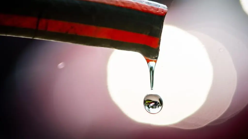 Ein-Wassertropfen-faellt-aus-einem-Schlauch