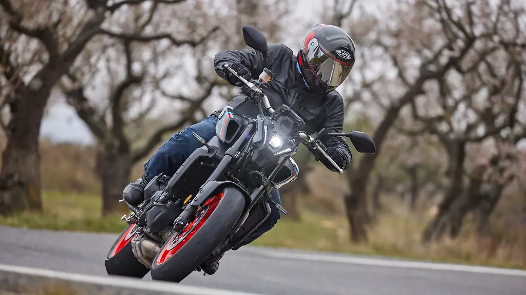 Yamaha-MT-09-Storm-Fluo-1