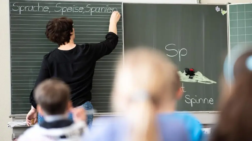 Eine-Lehrerin-schreibt-in-einer-Schule-an-die-Tafel