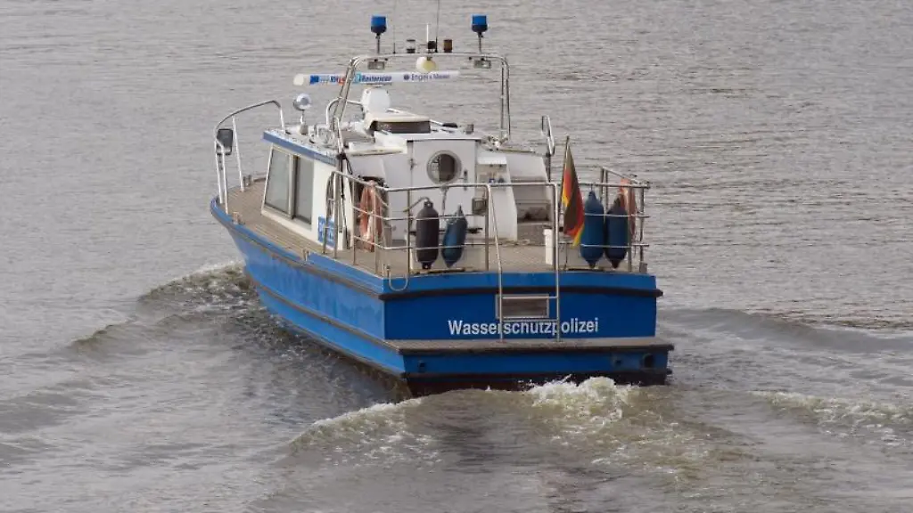 Ein-Boot-der-Wasserschutzpolizei-WSP-faehrt-auf-einem-Kanal