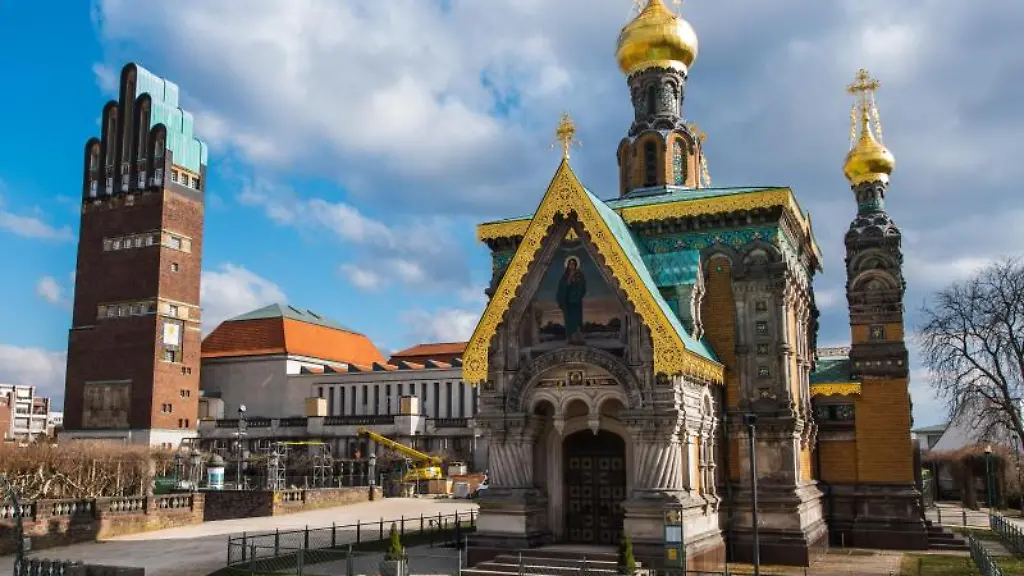 Die-Russische-Kapelle-v-r-das-Ausstellungsgebaeude-und-der-Hochzeitsturm-stehen-auf-der-Mathildenhoehe