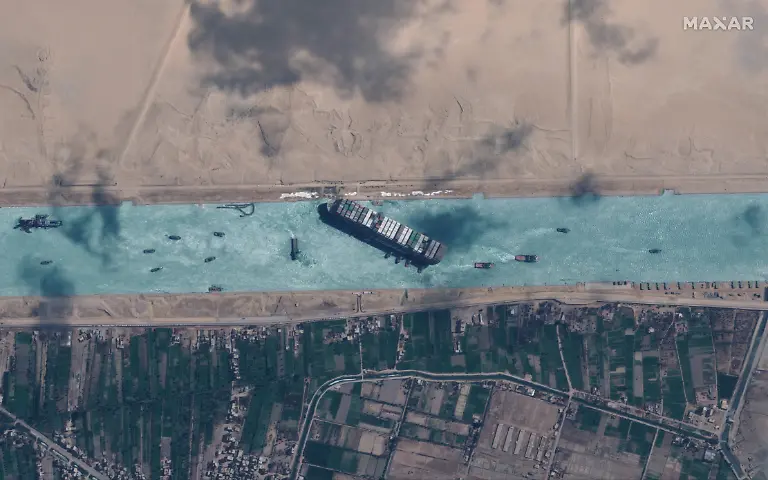03-overview-suez-canal-29march2021-ge1-90