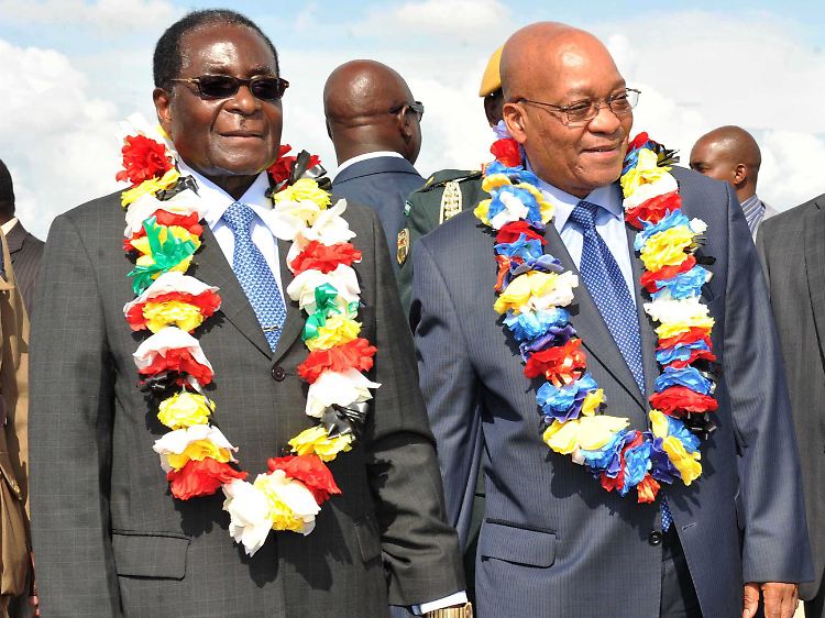 Jacob Zuma (r) zieht es vor, sich nicht in die Belange Mugabes (r) einzumischen.