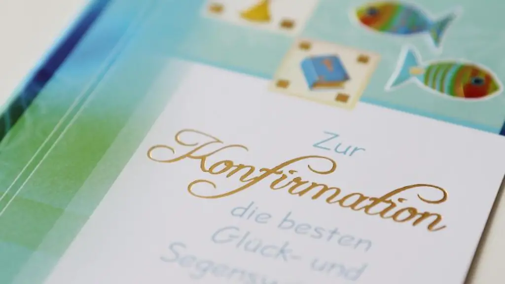 Eine-Konfirmationskarte-liegt-auf-einem-Tisch