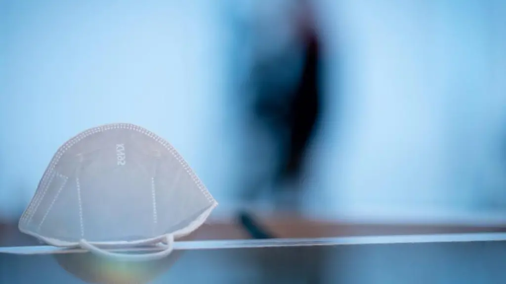 Eine-FFP2-Maske-liegt-auf-einem-Tisch
