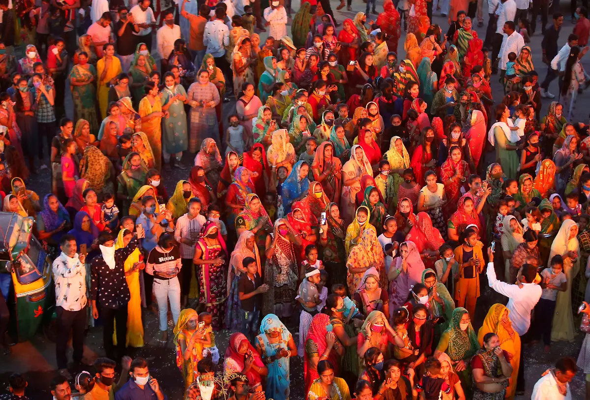 2021-03-28T165308Z-334665837-RC2GKM950CM0-RTRMADP-3-FESTIVAL-HOLI-INDIA