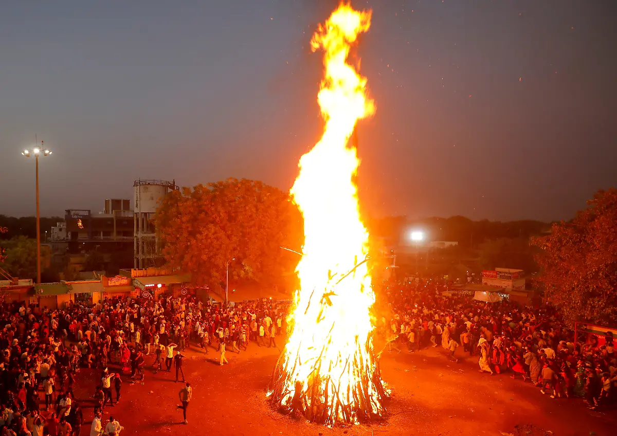 2021-03-28T165308Z-342454422-RC2GKM9K8KK1-RTRMADP-3-FESTIVAL-HOLI-INDIA