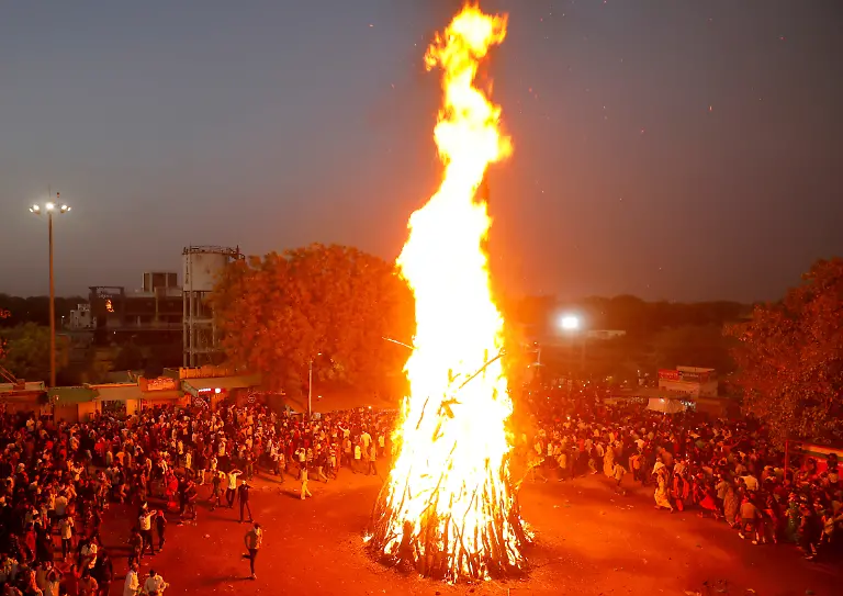 2021-03-28T165308Z-342454422-RC2GKM9K8KK1-RTRMADP-3-FESTIVAL-HOLI-INDIA