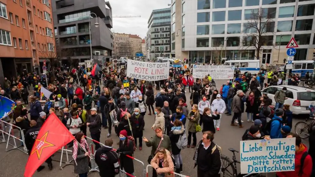 Teilnehmer-einer-Demonstration-gegen-die-Corona-Massnahmen-am-Rosa-Luxemburg-Platz