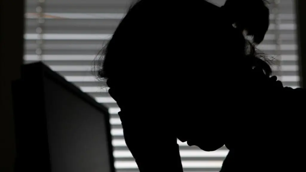 Eine-Frau-legt-ihren-Kopf-in-die-Haende