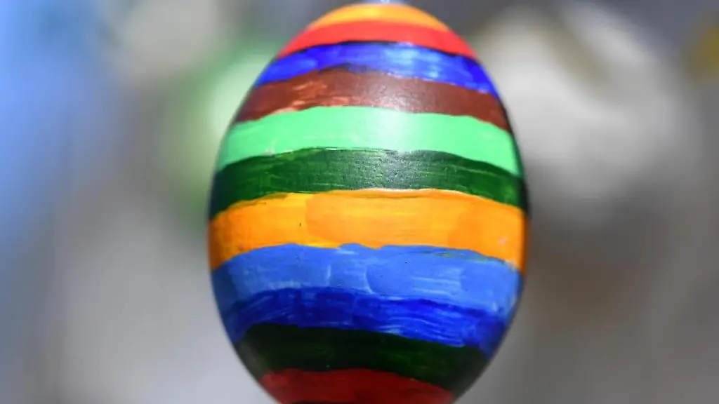 Ein-regenbogenfarbenes-Osterei-an-einem-Ostereierbaum