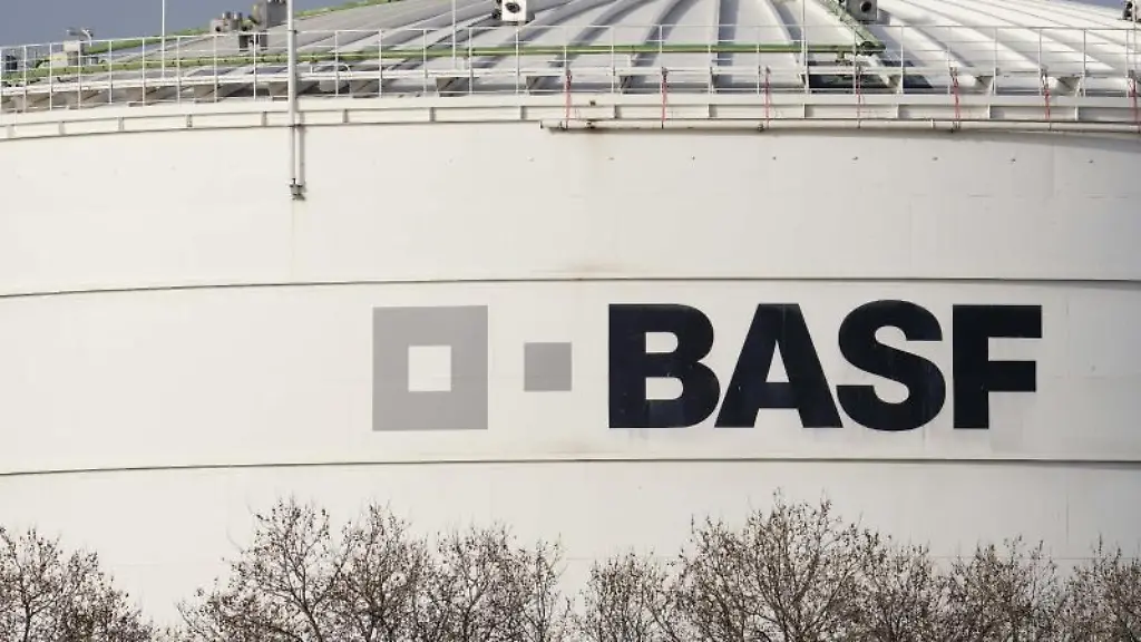 Der-Schriftzug-BASF-ist-auf-einem-Behaelter-auf-dem-Werksgelaende-des-Chemiekonzerns-BASF-angebracht