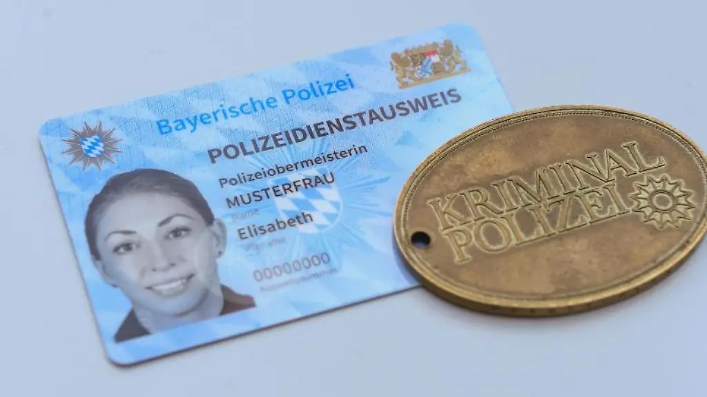 Ein-Musterexemplar-des-neuen-Dienstausweises-der-Polizei-und-die-Marke-fuer-Beamte-der-Kriminalpolizei