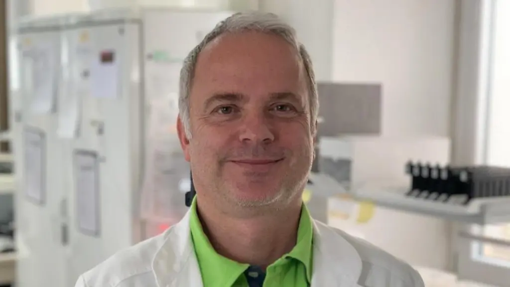 Virologe-Martin-Stuermer-steht-in-seinem-Labor