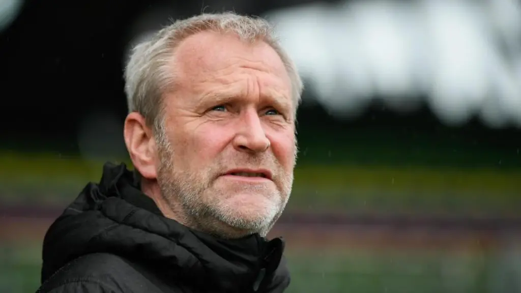 Kiels-Sportdirektor-Uwe-Stoever-steht-im-Stadion