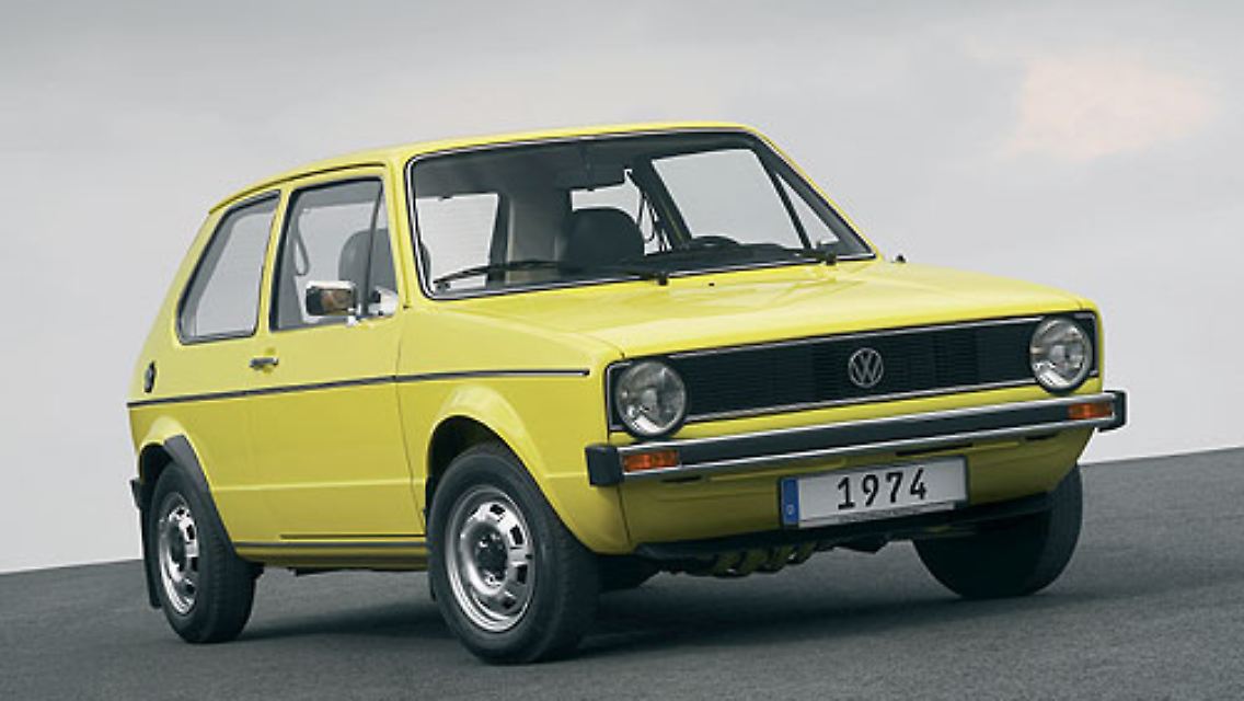 1974 betrat der erste VW Golf die Bühne. Der Käfer, bis dato der Bestseller aus Wolfsburg, steckte in einer technischen Sackgasse. Die Karosserieform und der Heckmotor ließen kaum noch technische Weiterentwicklung zu. VW drohte den Anschluss zu verlieren.