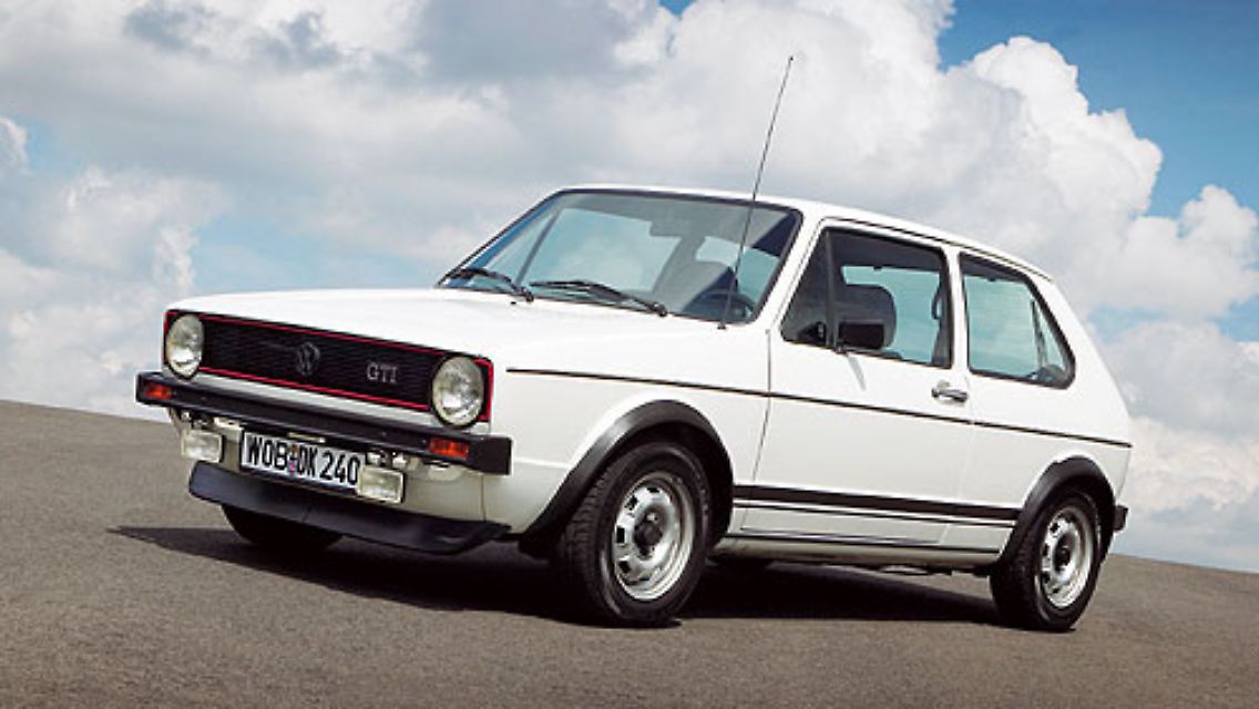 1976 legte VW den ersten GTI auf. Die Bezeichnung kommt von "Grand Tourisme Injection". Seither ist der GTI ein Standard im Golf-Programm.