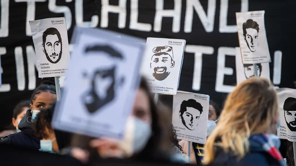 Die-Familien-der-getoeteten-Menschen-in-Hanau-haben-juristische-Schritte-eingeleitet-Unter-anderem-geht-es-um-einen-unterbesetzten-Notruf-der-Polizei