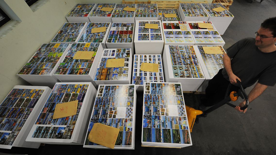 Palette mit Postkartenbögen.