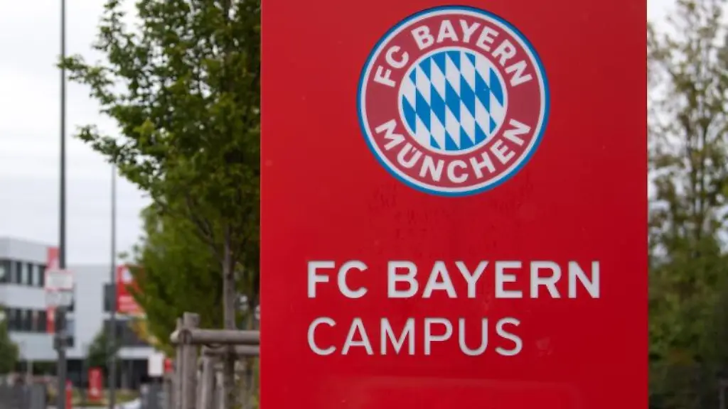 Ein-Schild-mit-der-Aufschrift-FC-Bayern-Campus-ist-vor-dem-Nachwuchsleistungszentrum-des-Fussball-Bundesligisten-zu-sehen