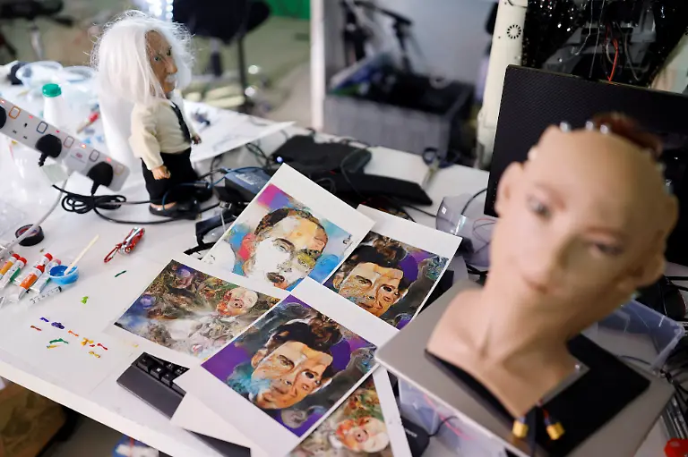 2021-03-22T054603Z-1155139097-RC25GM996CZ6-RTRMADP-3-HONGKONG-ROBOT