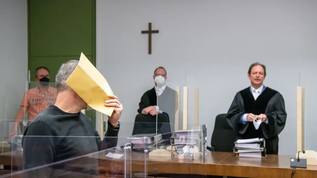 Der-Mann-hat-laut-Anklage-seinen-Wagen-in-die-Menschenmenge-gelenkt-um-sich-fuer-eine-Abtreibung-zu-raechen