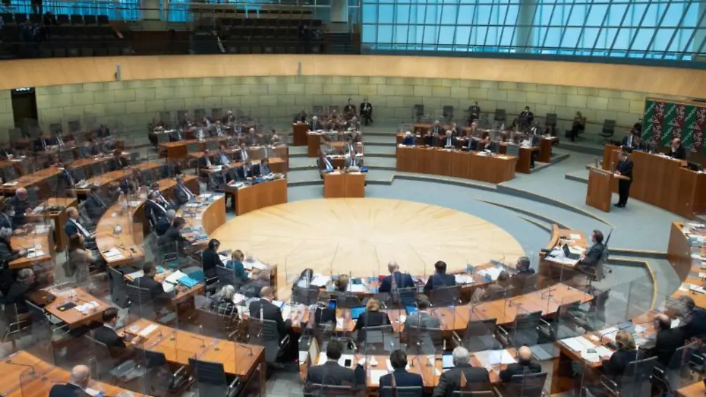 Blick-in-den-Plenarsaal-des-Landtags-von-NRW