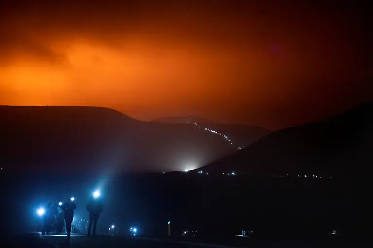 2021-03-22T140546Z-562903889-RC2DGM9NS1LE-RTRMADP-3-ICELAND-VOLCANO