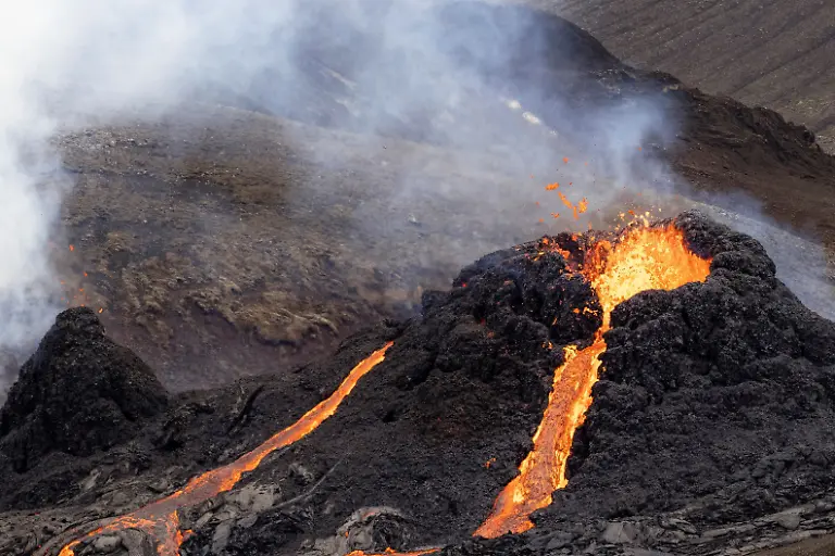 2021-03-20T154638Z-20111578-RC23FM9SNE4X-RTRMADP-3-ICELAND-VOLCANO