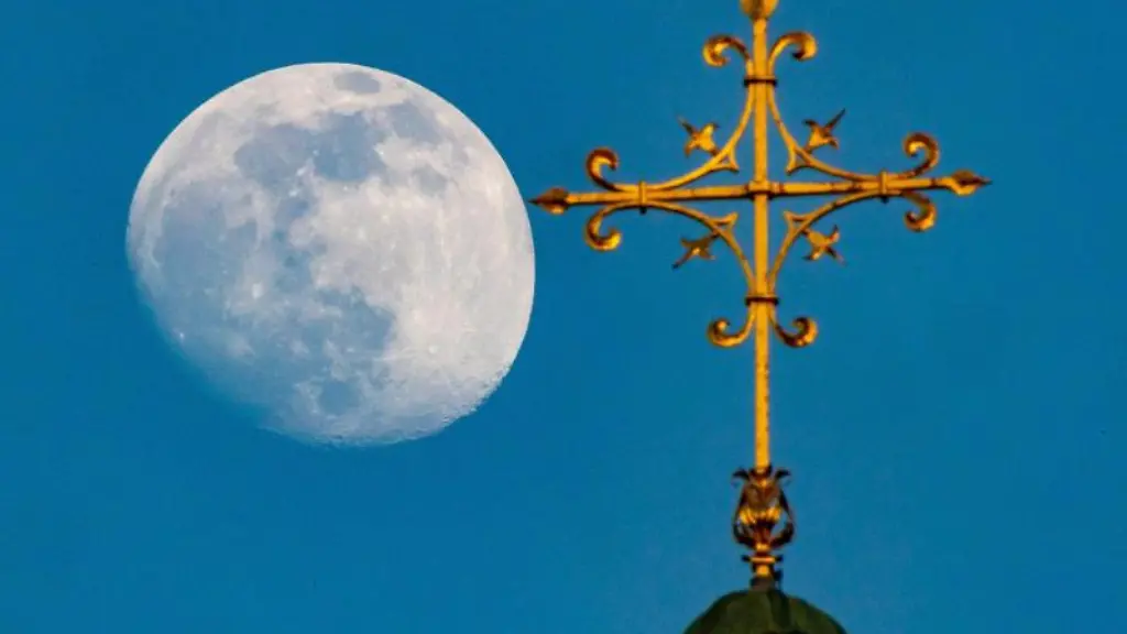 Der-Mond-ist-hinter-einem-Kirchenkreuz-zu-sehen