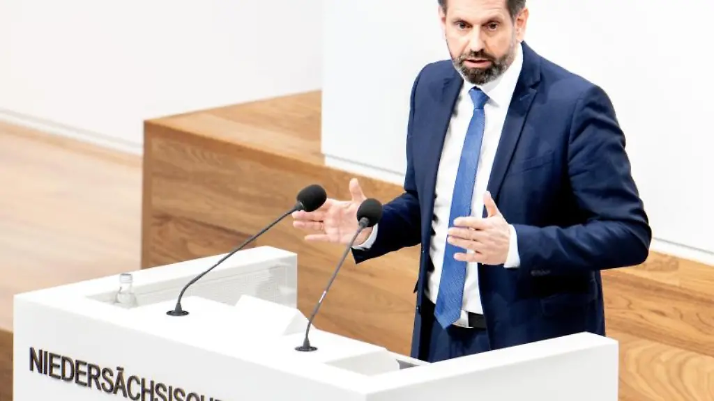 Olaf-Lies-SPD-spricht-im-niedersaechsischen-Landtag