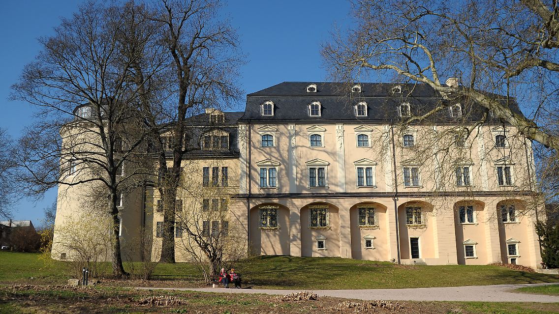 Weimar ist eine Station der Sprach-Straße (Ilmpark in Weimar an der Herzogin-Anna-Amalia-Bibliothek).