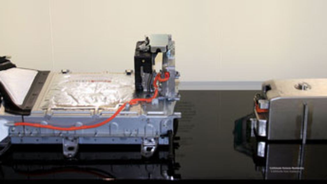 Eine herkömmliche Nickel-Metallhydrid-Batterie, wie sie beispielsweise beim Lexus zu finden ist (links), und im Vergleich dazu die Mercedes-Batterie.