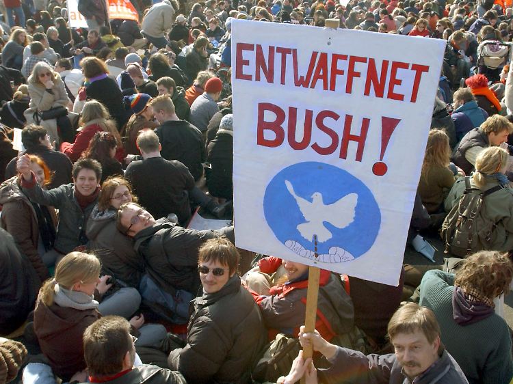 Sitzblockade im Februar 2003 vor der US-Airbase am Frankfurter Flughafen.
