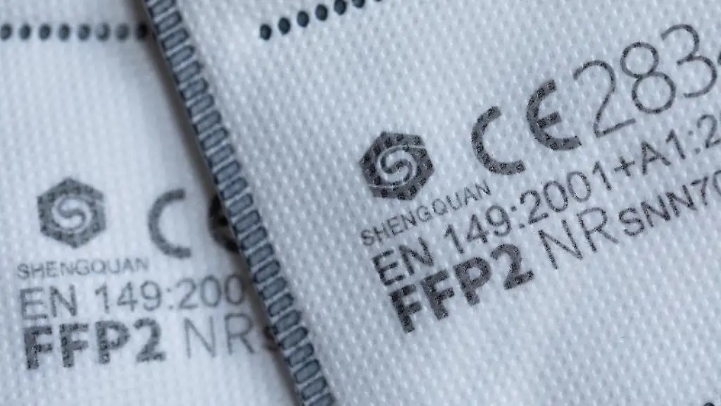 FFP2-Masken-mit-CE-Zertifizierung-liegen-auf-einem-Tisch