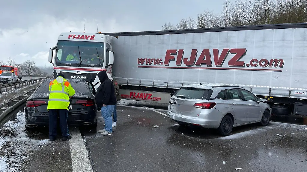 Massenkarambolage-au-68779702