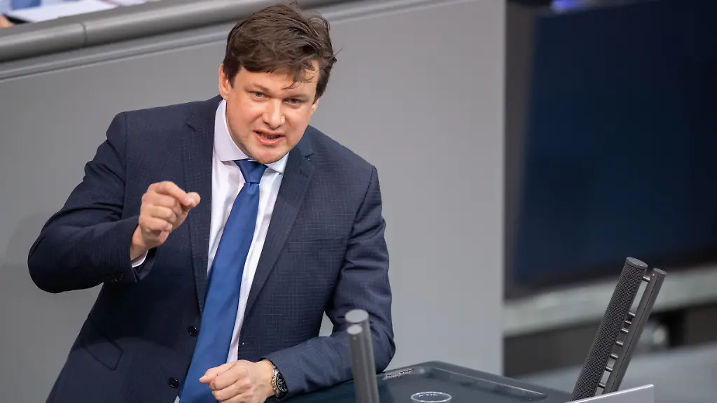 Der-CSU-Bundestagsabgeordnete-Tobias-Zech-soll-PR-Arbeit-fuer-die-Partei-eines-korrupten-mazedonischen-Politikers-geleistet-haben