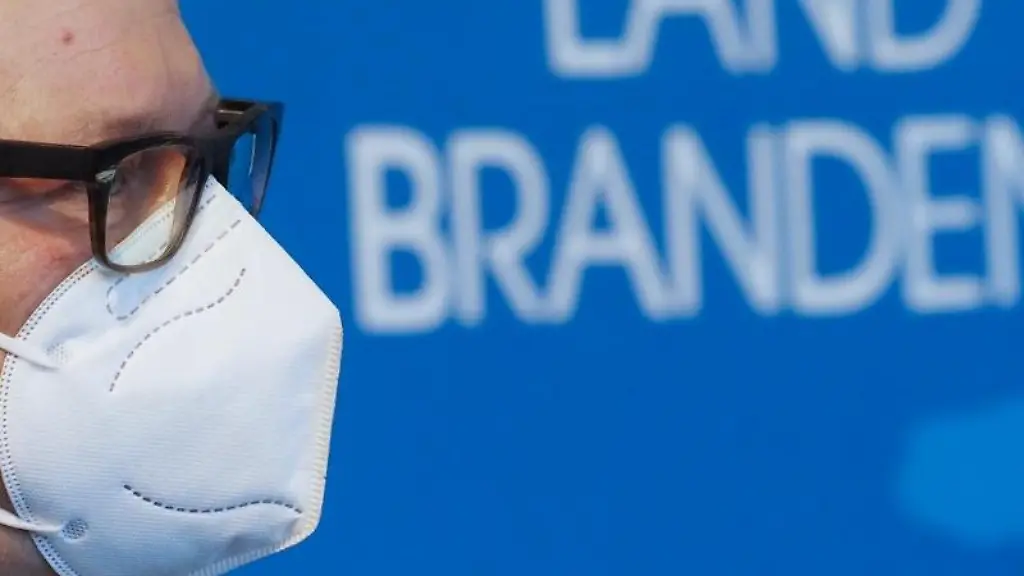 Brandenburgs-Innenminister-Michael-Stuebgen-waehrend-einer-Pressekonferenz-in-Potsdam