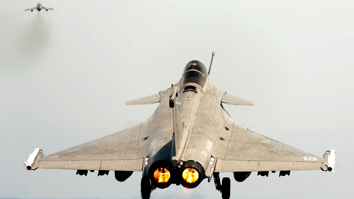 Ein französischer Kampfjet startet vom Flugzeugträger "Charles de Gaulle" im Mittelmeer.
