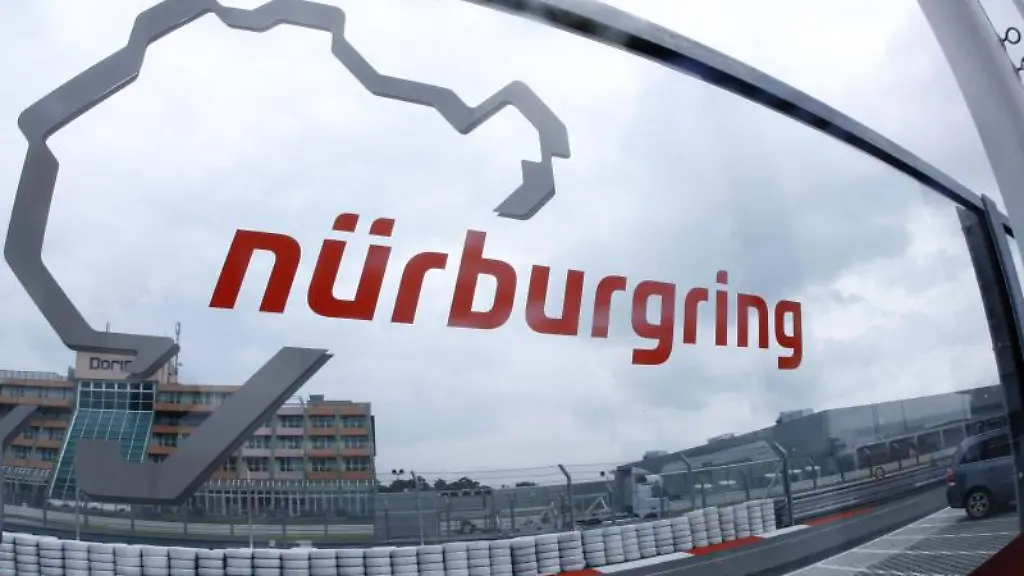 Das-Logo-der-Rennstrecke-Nuerburgring-prangt-auf-einer-Glasscheibe