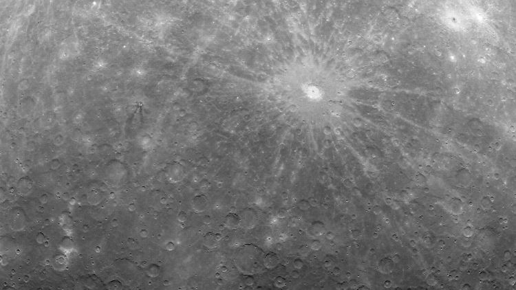 Das erste Bild aus dem Merkur-Orbit.