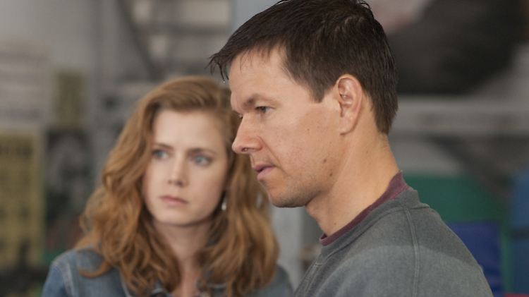 Charlene (Adams) gibt Mickys (Wahlberg) Leben eine neue Richtung.