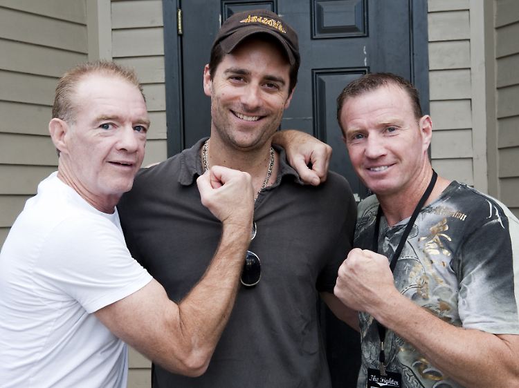 Die realen Dicky Eklund (l) und Micky Ward (r.) mit Produzent Todd Lieberman.