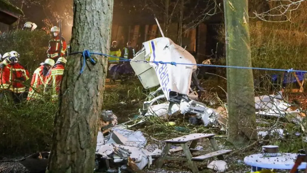 Die-Truemmer-eines-Flugzeugs-liegen-im-Garten-eines-Kindergartens-verstreut