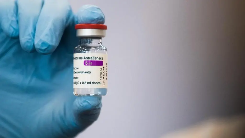 Eine-Aerztin-haelt-eine-Ampulle-mit-dem-Corona-Impfstoff-des-Herstellers-Astrazeneca-in-der-Hand