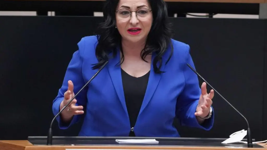 Dilek-Kalayci-SPD-Gesundheitssenatorin-spricht-bei-der-75-Plenarsitzung-des-Berliner-Abgeordnetenhauses