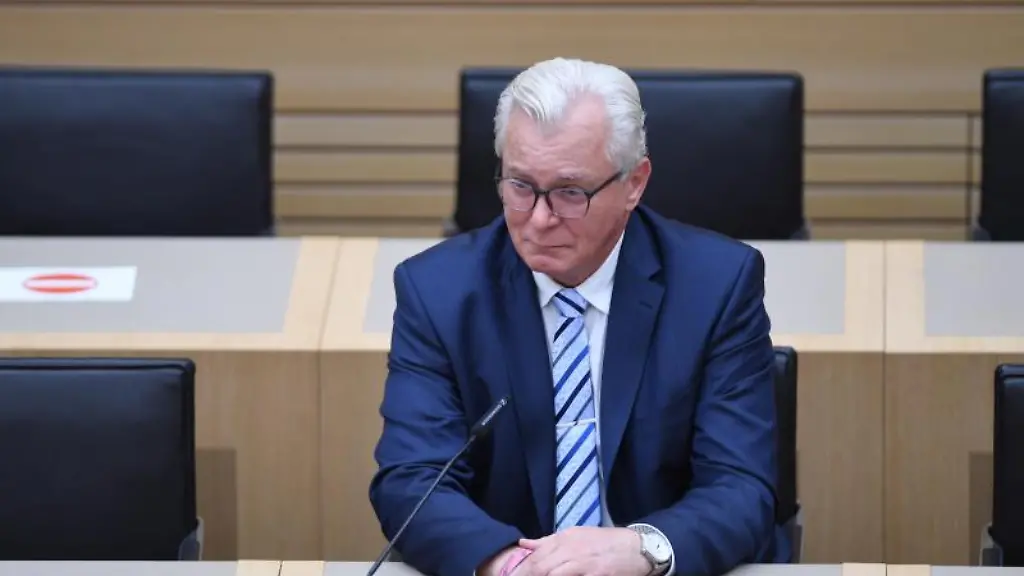Bernd-Goegel-Spitzenkandidat-der-AfD-mit-Mundschutz